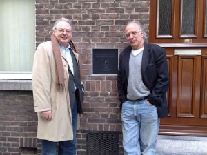 Met Benno Barnard bij het huis waar Pierre Kemp van 1929 tot zijn dood gewoond heeft: Turennestraat 21, Wyck-Maastricht. 