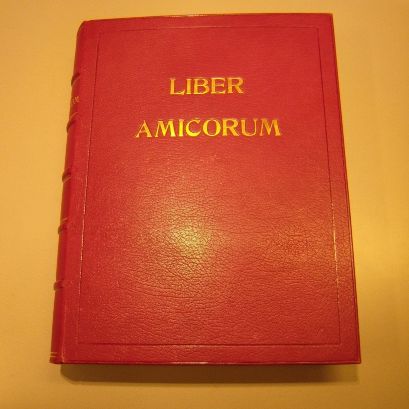 Het liber amicorum, aangeboden aan Kemp bij zijn 70e verjaardag.